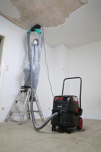 Die iPulse-Sauger ARH-1435 EW Asbest im Einsatz bei Sanierungsarbeiten / Foto: Starmix/ELECTROSTAR GmbH