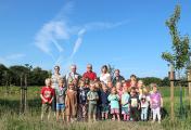Übergabe der Apfelernte mit der Kindergruppe „Grashüpfer“. Außerdem im Bild (hinten, v. links): Nadine Beckmann (Erzieherin), Helmut Oetjendiers (Aufsichtsratsvorsitzender Ammerländer Versicherung), Frank Zahn (Vorsitzender Ortsbürgerverein Apen), Christina Gertje (Erzieherin), Anja Ehlers und Inge Fuhrmann (Ortsbürgerverein Apen).
