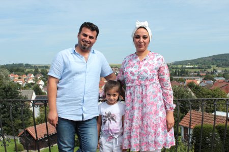 Haben ihr Lächeln trotz ihrer schrecklichen Erlebnisse in Syrien nie verloren: Ibrahim Alali und Munira Alkurdi – hier mit ihrer Tochter Lorin – sind froh, in Lauterbach eine neue und vor allem sichere Heimat gefunden zu haben / Foto: Jennifer Sippel / Vogelsbergkreis