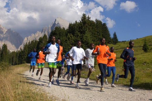 Die kenianische Marathon-Elite beim Höhentrainingslager 2008 auf der Seiser Alm.jpg