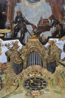 Orgelprospekt Uhr.jpg