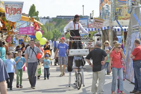 Ein buntes Rahmenprogramm erwartet die Besucher des Familien-Volksfestes (Foto: Fotowerbung Bernhard)