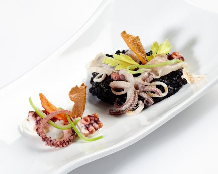 Schwarzer Risotto mit Oktopus und geräuchertem weißen Thunfisch.jpg