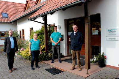 Erster Kreisbeigeordneter Dr. Jens Mischak (CDU, von links) stattet der „Praxis an der Ohm“ einen Besuch ab. medizin+ Stipendiat Moritz Schneider (Dritter von links), absolviert dort ein Praktikum. Susanne Sommer, Fachärztin für Allgemeinmedizin, bietet ihm einen ausgezeichneten Praktikumsplatz. Auch Andreas Sommer, Bürgermeister der Gemeinde Mücke, begrüßt Schneider in der Gemeinde (Foto: Christian Lips/Vogelsbergkreis)