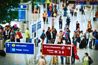 Das interdisziplinäre Forschungsgebiet reicht von den Kontrollabläufen und -techniken im Vorfeld über die Arbeiten am und im Terminal sowie im Flugzeug bis zum sicheren Landen am Ziel. © pixabay.com