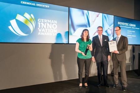 GELITA AG wins the German Innovation Award. Nina Offenbecher (Associate Innovation and Portfolio, Business Development Photo/Technical), Andrej Kupetz (Managing Director of the German Design Council, Frankfurt am Main) and Dr. Matthias Reihmann (Head of Global Product Management Photo/Technical at GELITA) at the award ceremony in Berlin (from left to right)
