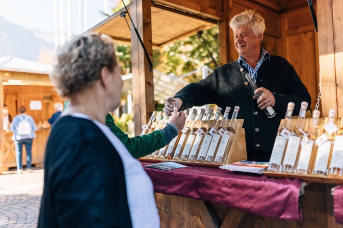 Benjamin_Pfitscher_HQ_bp_341227_c_benjamin_pfitscher (9) Schnaps Stand Bauernmarkt.jpg