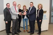Oberbürgermeister Thomas Kufen, die Preisträger Prof. Dr. Ulf Gebken, Katharina Morsbach und Sophie van de Sand von der Uni DUE,  thyssenkrupp-Vorstand Oliver Burkhard und Novitas BKK-Vorständin Kirsten Budde