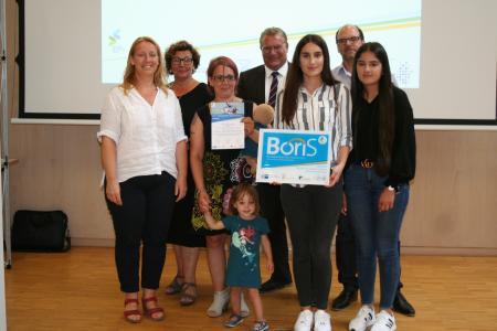 Vordere Reihe v.l.n.r.: Clara Lehmann als Vertreterin der Trägerfamilie, das Team der Theodor-Heuss-Gemeinschaftsschule; hintere Reihe v.l.n.r.: Claudia Orth Bereichsleiterin Berufsbildung der Handwerkskammer Mannheim Rhein-Neckar-Odenwald, Alexander Urban vom Projektbüro Boris – Berufswahl-Siegel und Juror Thomas Mayer, Bild: Handwerkskammer Mannheim