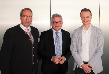 (von links): Wolfgang Schütz, Geschäftsführer Tourismusgemeinschaft Mythos Schwäbische Alb, Tourismusminister Guido Wolf, Louis Schumann, Geschäftsführer Schwäbische Alb Tourismus