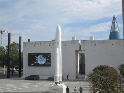 Trägerrakete Ariane 5 vor der Bundeskunsthalle (c) Airbus Defence and Space 2014