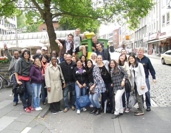 Teilnehmer Gruppenfoto am Dom mit Bimmelbahn.jpg