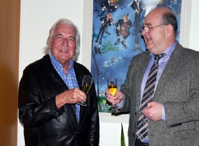 Auf die Gesundheit: Bad Füssings Kurdirektor Rudolf Weinberger (re.) bedankt sich bei Herbert Konrad Fersch: Der Münchner war bereits 125 Mal zum Kuraufenthalt in Bad Füssing. Die Treue der Stammgäste beschert dem niederbayerischen Kurort jedes Jahr Übernachtungsrekorde. Foto: Kur- und GästeService Bad Füssing