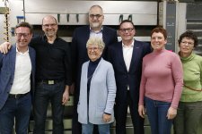 Anlass zum Feiern bot in der Bäckerei Mayer in Neckarelz der Geburtstag des Chefs. Im Bild (von links): Oberbürgermeister Julian Stipp, Jubilar Thomas Mayer, Hauptgeschäftsführer der Handwerkskammer Mannheim Rhein-Neckar-Odenwald, Jens Brandt, Senior-Chefin Erika Mayer (im Vordergrund), Handwerkskammerpräsident Klaus Hofmann, Andrea Mayer und Monika Mayer, Foto: Handwerkskammer