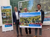 v.r.n.l.: Regionspräsident Steffen Krach, Thomas Slappa vom AK Deister, Hans Nolte, Geschäftsführer HMTG