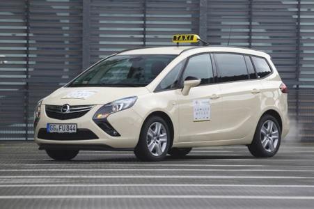 Der Opel Zafira Tourer ist auch das ideale Taxi. Bei der Wahl zum "Taxi des Jahres 2013" holt sich der elegante und geräumige Opel-Kompaktvan in gleich zwei Bewertungskriterien den Sieger-Pokal