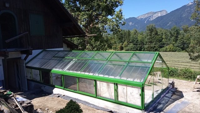 DeWitt - Eine Giebelwand an Haus angebaut, Glas an den Seiten, RAL Grasgrün.JPG