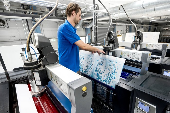 5 Einsetzen der Druckplatten in die Druckmaschine.jpg