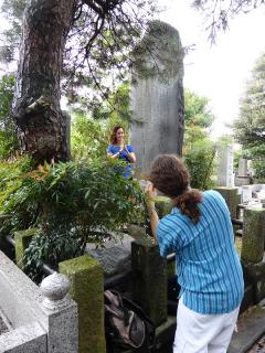 Ein Foto von sich vor der Gedenkstele Mikao Usuis in Tōkyō ist für viele Reiki-Praktizierende eine besonders wertvolle Erinnerung an die Reise.