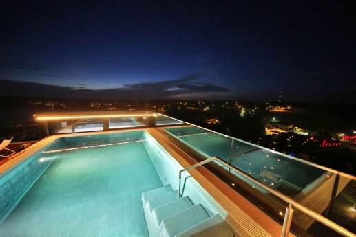Mawell Resort_Turmpool bei Nacht.jpg