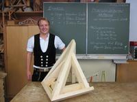 Sebastian Luib mit seiner Arbeitsprobe, die er beim Kammerentscheid angefertigt hatte