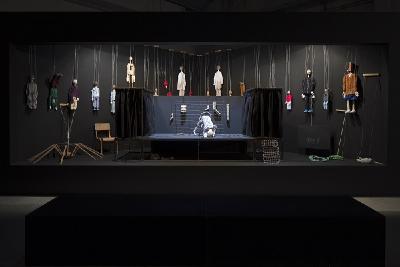 Die Installationen Cutting the Puppeteer’s Strings with Paper Teeth (l.) und The Dream Machine is Asleep von Eva Kot'átková im Pirelli HangarBicocca