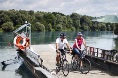 Mit der Fähre gelangen Radler über die Donau bei Eining. ©Tourist-Information Bad Gögging