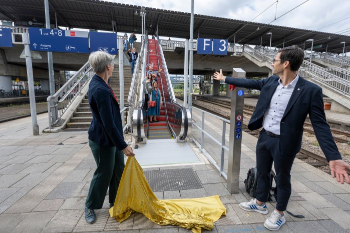 Enthüllung_Elke Zimmer _ Martin Horn © Patrick Seeger.jpg
