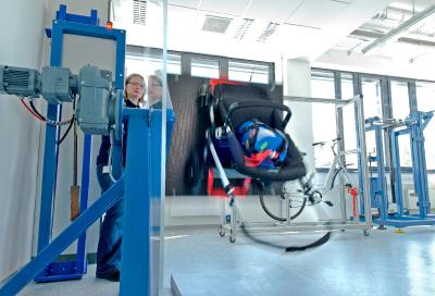 Kinderwägen und Buggys werden von TÜV SÜD-Experten ausführlich mechanisch und chemisch getestet