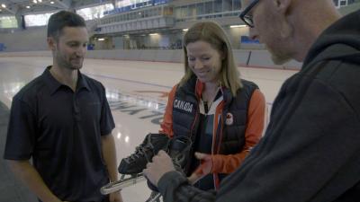 Steve Haake übergibt Christine Nesbitt historische Eislaufschuhe, der er für sie anfertigen hat lassen / Tyler Derraugh, Christine Nesbitt, Steve Haake / Foto: Mark Caswell, Copyright: Berlin Producers Media GmbH / Pre TV