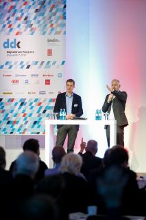 Thomas Egenolf (Offsetdruckerei Schwarzach) präsentiert die digitale Strategie des Unternehmens.