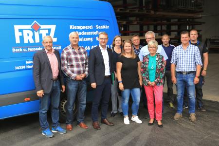 Zum Ende des Betriebsbesuchs ein Gruppenfoto vor der im vergangenen Jahr neu gebauten Halle (v. l.): Bürgermeister Bernhard Ziegler, Erster Stadtrat Peter Schwan, Wirtschaftsdezernent Dr. Jens Mischak, Andrea Ortstadt (Wirtschaftsförderung Vogelsbergkreis), Juniorchefin Nadine Wahl, Thomas Schaumberg (Vogelsberg Consult GmbH), Firmeninhaber Thomas Fritz und Ehefrau, Gunter Eidmann (Vorarbeiter), Juniorchef Daniel Fritz und Karsten Schrimpf (Meister). Fotos: Gaby Richter, Vogelsbergkreis
