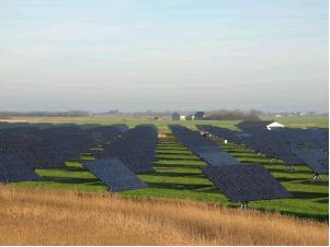Für den Einsatz in PV-Anlagen wurde das neue Kabel RHEYHALON® Solar entworfen. Es genügt dem jüngst erschienen Anforderungsprofil für PV-Leitungen der DKE und soll 25 Jahre einwandfreien Betrieb sicherstellen. (Bild: Solarpark Rodenäs GmbH)