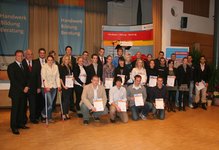 Die Kammersieger im Leistungswettbewerb des Deutschen Handwerks des Jahres 2010 zusammen mit Kammerpräsident Walter Tschischka (zweiter von links) und Verbandsdirektor Ralph Schlusche (links außen)