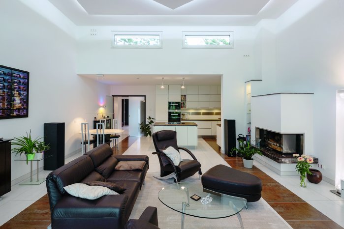 Küche und Wohnzimmer sind durch die Farbgebung der Möbel und Wände harmonisch als Einheit v.tif