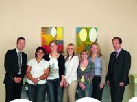 Das Bild zeigt die erfolgreichen Absolventinnen bei einer von der Personalabteilung organisierten feierlichen Stunde mit ihren Führungskräften. Von links: Abteilungsleiter Marco Wimmer, Maria Merz, Christina Unger, Bianca-Marie Kornfelder, Manuela Högner, Gruppenleiterin Simone Schenk und Abteilungsleiter Peter Brieger. Foto: uniVersa 