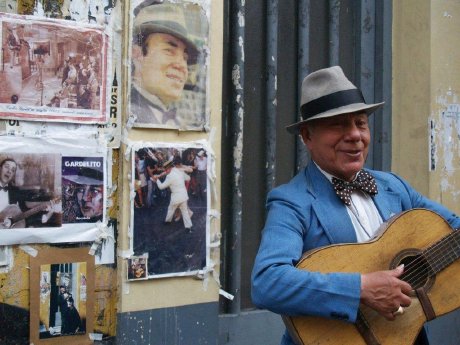 argentina_buenos-aires_local-guitar-player.jpg