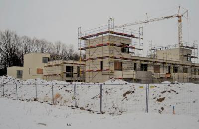 Attraktive Putzfassade: Hell und freundlich wirkt der Putz des INTHERMO Wärmedämmverbundsystems, das die Außenwände der von KLAUS Wohnbau errichteten Neubauten an der Ruth-Drexel-Straße in München u.a. vor Kälte, Hitze und Schall schützt. Planung/Architektur: delaossaarchitekten / Foto: Achim Zielke für INTHERMO, Ober-Ramstadt; www.inthermo.de