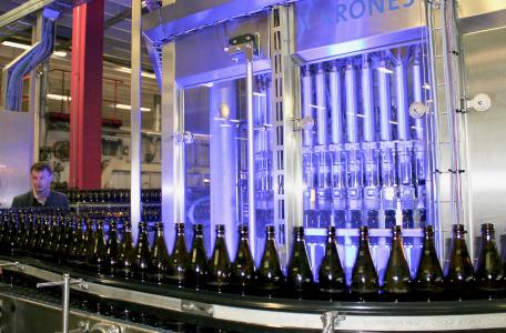 Füllen und Verschließen geschehen bei Dynafill in einem Schritt. So lässt sich eine Flasche innerhalb von nur einer halben Sekunde befüllen. Rechnet man das Verschließen hinzu, dauert der gesamte Prozess vom