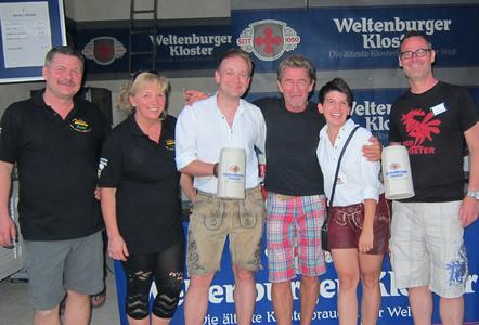 Gruppenbild mit Weltenburger: Peter Maffay beim Tag der offenen Tür seiner Stiftung auf Mallorca zusammen mit Weltenburger Marketingleiter Thomas Neiswirth (3.v.l.), der früheren Bischofshof Bierkönigin Sonja Stingl und Freunden der Klosterbrauerei Weltenburg.