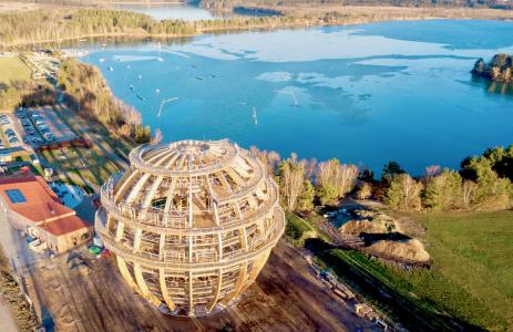 Die Erlebnisholzkugel thront direkt am Ufer des größten Sees in Ostbayern und bietet den Besucher eine Entschleunigung der besonderen Art. Foto: obx-news/inMotion Park/Klaus Schicker