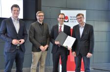 Projektpartner und Fördermittelgeber, v.l.: J. Heitmann, König Pfahlgründung; St. Sievers, EKSH;  J. Lüking, THL und F. Schwartze, VP THL (Foto: Technische Hochschule Lübeck)