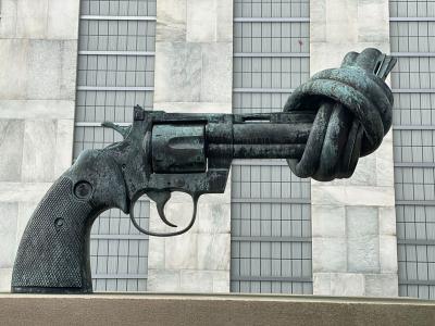 Verknotete Waffe vor dem Gebäude der Vereinten Nationen in New York/USA