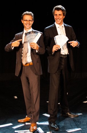 Alexander Dieterle (links) und Jochen Frank Schmidt wollen noch viele Tickets verkaufen.jpg