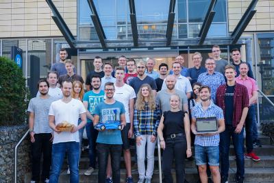 Ansgar Kleymann (links) freut sich über die studentische Lösung, mit der sich die Angebotserstellung in seinem Unternehmen Kleymann Oberflächentechnik automatisieren lässt. Studierende Tobias Berger und Pia Brüggemann erklären ihm die Funktionsweise des Prototyps, den sie in ihrem sechsköpfigen Team erstellt haben. (Foto: Hochschule Osnabrück / Elisa Stock)