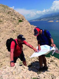 Gemeinsame Wandertourenplanung mit Ortskundigem für die nächste Gruppenreise auf die Insel Rab (Kroatien).