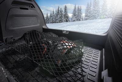Alles am richtigen Platz: Das Laderaumnetz sorgt dafür, dass Gegenstände im Kofferraum des Opel Crossland X nicht verrutschen; die Ablageschale hält den Ladeboden des Fahrzeugs auch beim Transport von nassen Gegenständen trocken und sauber