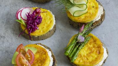 2"Omelette – Fast & Easy" kombiniert mit dem Biokömmlich-Brötchen und der Soyananda-Alternative zu Rahmfrischkäse. Natürliche Zutaten genussvoll kombiniert! Biokömmlich-Brötchen sind frei von Gluten, Hefe, Backpulver und Mehl und bieten ein völlig neues Broterlebnis. Sie sind in der Schweiz in Bioläden und online auch in Deutschland, Österreich und den Niederlanden erhältlich und schmecken herrlich direkt aus dem TK-Fach nach 5 Minuten im Ofen bei 180°