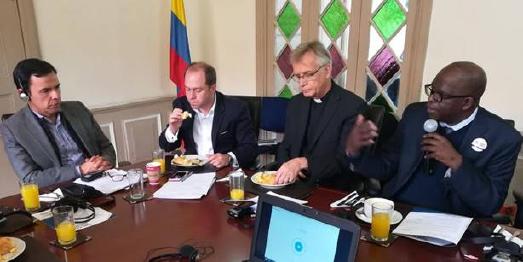Guillermo Rivera Flórez (links außen) sowie Ganoune Diop (rechts außen) beim Treffen in Bogota / © Foto: International Religious Liberty Association