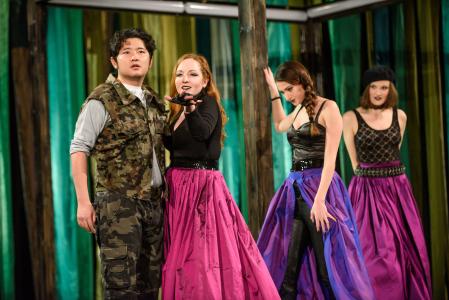 links nach rechts: Cheng Li (Tamino), Julia Gromball, Elisabetha Kapanadze und Katerina Špaňárová (Drei Damen). Foto: Maik Schuck